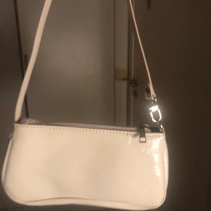 Vit väska  - Säljer min fina vita väska  fick du i födelsedagspresent men den är inte riktigt min stil den går även att styla till många olika stilar 