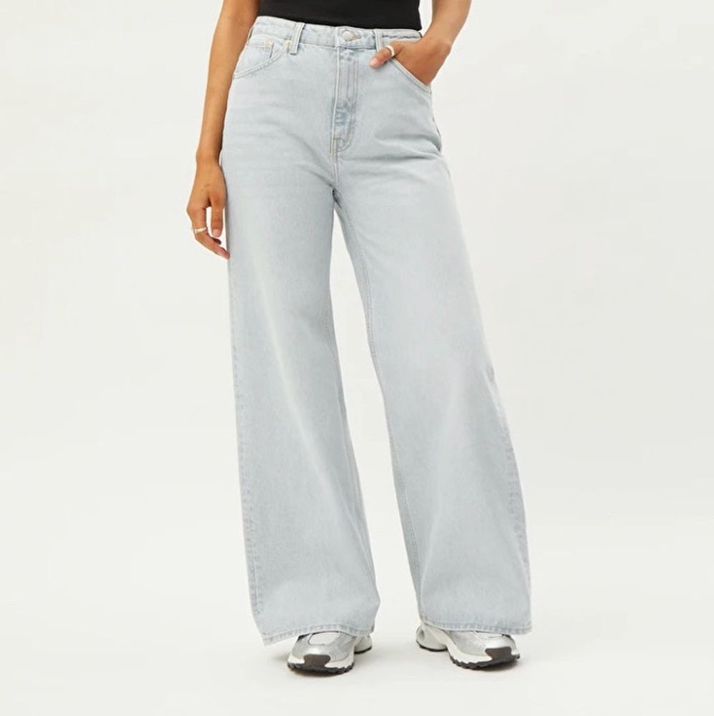 đžVida jeans frĂ„n Weekday i modellen âAceâđž storlek 25/30. I fĂ€rgen âsandâ. Som enligt mig Ă€r en ljus beige/brun fĂ€rg. Bild 3 Ă€r bild frĂ„n weekdays hemsida pĂ„ jeans i samma modell som de jag sĂ€ljer men i en annan fĂ€rg.(sĂ„ man kan se hur Jensen sitter pĂ„ en person) Jag Ă€r 169 cm och pĂ„ mig Ă€r de för korta (dĂ€rav sĂ€ljer jag de). De mĂ€ter ca 16-17 cm frĂ„n dĂ€r jeansen slutar pĂ„ mitt ben till marken. InnerbenslĂ€ngden Ă€r ca 65 cm. Jeansen Ă€r bara anvĂ€nda ett fĂ„tal gĂ„nger och har inget tecken pĂ„ anvĂ€ndning! De Ă€r Ă€ven nytvĂ€ttade. Fraktkostnaden betalar köparen. PS jag sĂ€ljer samma modell av jeans i samma storlek i fler fĂ€rger i min profilđđđđ om flera Ă€r intresserade blir det budgivning!!. Jeans & Byxor.