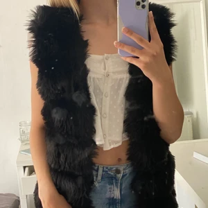 Svart päls väst - Knappt använd, från Chelsea köpt för 400kr, storlek m/l