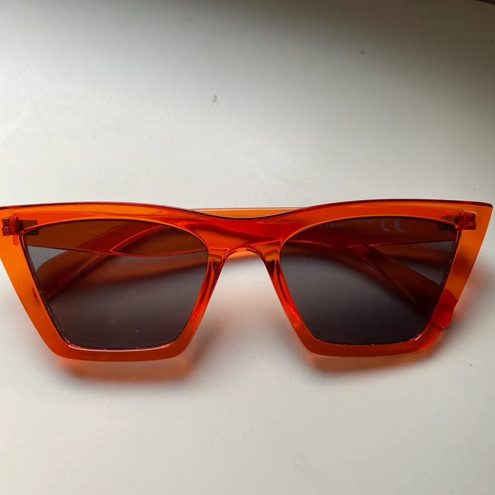 Snygga solglasögon från H&M, endast använda ett fåtal gånger. . Accessoarer.