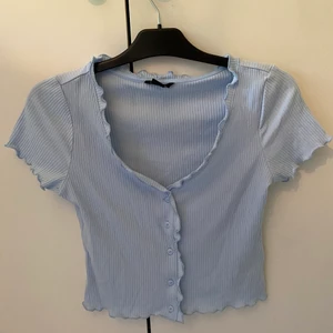 Monki blus - Blus med gulliga ” volanger ” från monki använd 1 gång. Är i st S. vid frågor hör av dig , betalning via Swish och köparen står för frakten. 🦋🌼