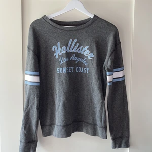 Hollister sweatshirt - Grå hollister sweatshirt. Endast testad, köpt i USA som present men var fel storlek. 