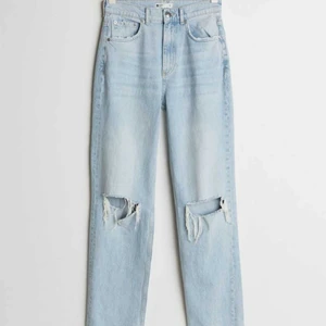 Trendiga jeans från Gina Tricot - Ginas populära 90s high waisted jeans i en ljus tvätt med slitningar på knäna. Storlek 34 , men lite stora i storleken så skulle säga att dom är lite oversized. Säljer pga att jag inte använder dem längre och tänker att det säkert finns någon annan där ute som har bättre användning för dessa jeans. För fler bilder på jeansen och frågor om plagget är det bara att höra av sig! Köparen står för frakten och inga byten gäller!