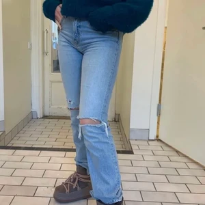 snygga mid waist zara jeans - Säljer mina helt oanvända och slutsålda jeans från zara!💗 De är midwaisted, full length i storlek 40 men passar helt klart också 38 då de är små i storleken. nypris: 399kr!  BUDA FRÅN 200KR (frakt kan tillkomma) :)