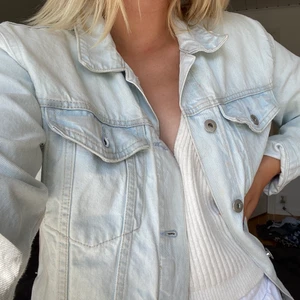 Jeansjacka  - Ljusblå jeansjacka till salu då jag inte har användning för den. Använd ytterst sällan. Jättefin nu till sommarn