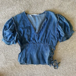 Zara jeans topp - Köpt från sellpy men i väldigt bra skick, aldrig använd av mig! 💕