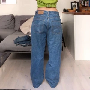Baggy new blues jeans - Supersnygga och baggy jeans från new blues som inte kommer till användning längre då jag har många liknande par. Kan mötas upp i Göteborg eller så är frakten 50 kr mer! Pris kan diskuteras✨ Jag är 160 cm lång och har sytt upp byxorna, är du längre kan jag ta bort uppsyningen så att de blir längre :)