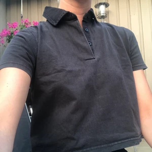 Brandy Melville topp - En mörkgrå/svart brandy Melville topp köpt för flera år sen.  I topp skick! Det är one size men passar som en S. Bara att höra av sig vid frågor 🌻