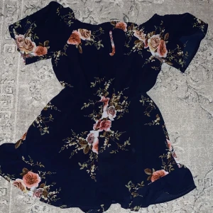 Blå playsuit från Madlady i strl 34 - Fin marinblå off-shoulder playsuit med blommor i strl 34 från Madlady. Frakt - 66kr🌹🌹