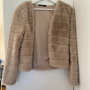 Päls kofta i storlek S - En ljusbrun päls kofta som jag har använt 1 gång, bra skick. I storlek S