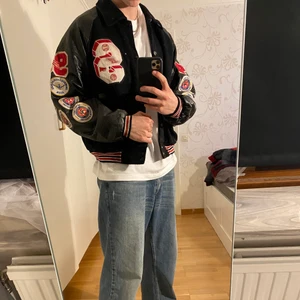 Vintage Varsity jacka - Skitcool och unik varsity jacka, storlek L men passar M också, jag är 186, hör av er vid frågor!😊