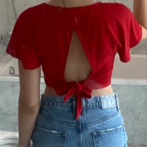 Topp - Så söt topp med öppen rygg, kommer tyvärr inte längre till användning, storlek S💕