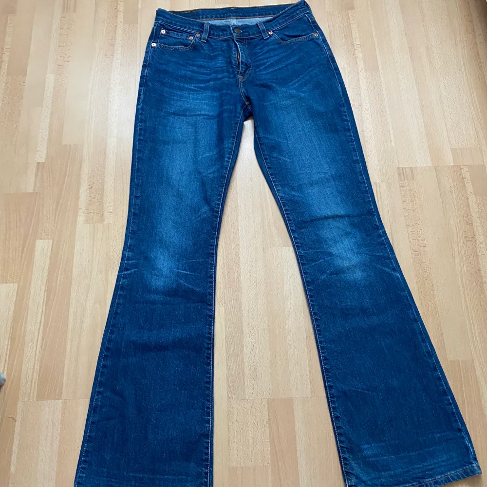 Vintage Levi jeans!! Älskar dessa men är alldeles för stora för mig, så säljer dem så att någon de passar kan få njuta av dem!😊 dem är bootcut/bell bottoms, väldigt bra skick! Det är bara att kontakta för mått, fler bilder eller allmänna frågor! GRATIS FRAKT💕💕. Jeans & Byxor.