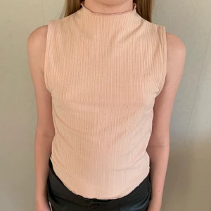 Halterneck topp - Halterneck / halv polo topp från NA-KD. Storlek S. Aldrig använd utan defekter. Köpare betalar för frakt