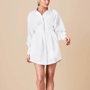 Adoore Skjortklänning! - Säljer min skjortklänning från Adoore! Köpt förra sommaren och endast använd en handfull av gånger. I nyskick. Storlek 34 & nypris 1200 kr🖤🙌🏼 frakt ingår!