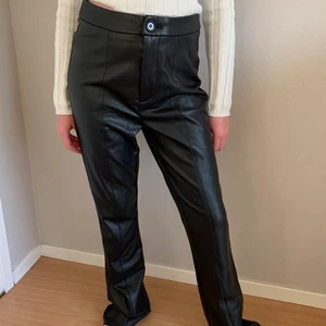 Svarta skinnbyxor - Svarta skinnbyxor från NA-KD. I nyskick utan defekter. Storlek 36. Köpare betalar för frakt