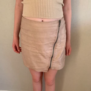 Skinnkjol - Kjol i skinn från H&M. Storlek 36. Inga defekter. Köpare betalar för frakt 