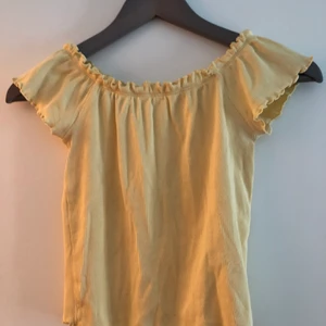 Söt topp - En söt gul topp köpt från gina tricot. Storlek S, passar även xs. Nytt skick. Skicka vid intresse! Fraktkostnad tillkommer🤗