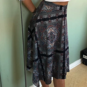 Kjol - Jätte fin lång kjol som har ett väldigt skönt och lätt tyg som faller fint. Frakt: 48kr☺️