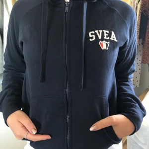 Svea huddie - Fin, oanvänd (se bild 3)svea tröja i storlek S. Köparen står för frakten ☺️