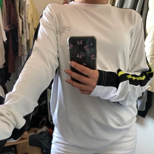 Fila tröja - Vit fila tröja med detaljer i svart och gul. Kan användas som träningströja och vanlig tröja. Köparen står för frakt☺️