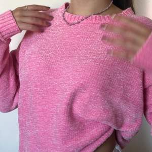 Jätte fin rosa tröja med ett jätte skönt material. Går att styla på många sätt beroende på smycken mm. Frakt: 66kr (spårbart)☺️