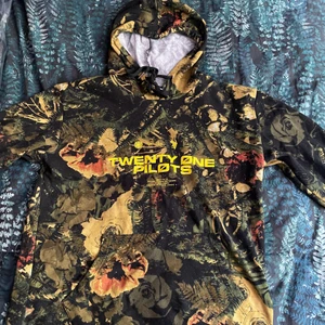Twenty one pilots trench hoodie  - Fint skick! Mysig insida, mysig att ha på sig. Köpt på deras konsert i Sthlm!🌸✨ Den är varm och har en stor ficka vid magen. 