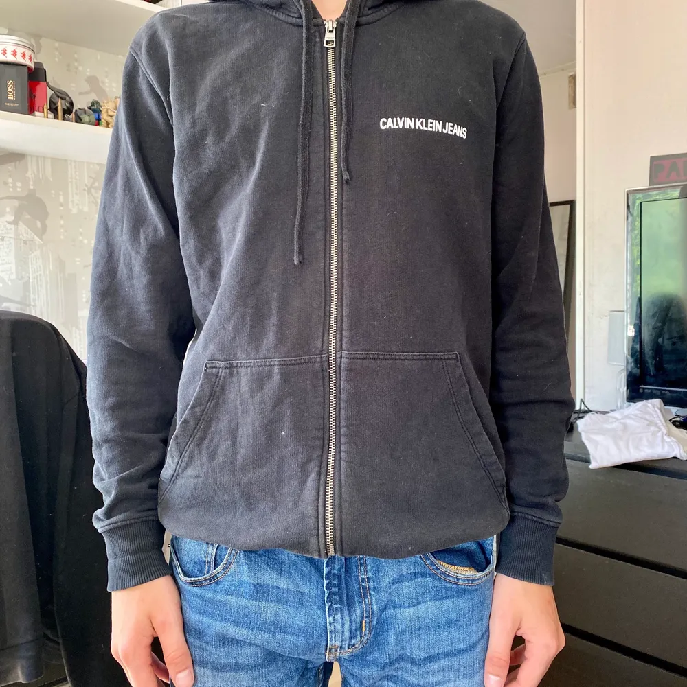 Väldigt fin Calvin Klein zip hoodie i strl M (herr strl)✨ Säljs pågrund av att den ej kommer till användning längre. Nypris 600kr✨ Vid snap affär kan priset diskuteras💖 frakten är inräknad i priset. Hoodies.