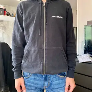 Väldigt fin Calvin Klein zip hoodie i strl M (herr strl)✨ Säljs pågrund av att den ej kommer till användning längre. Nypris 600kr✨ Vid snap affär kan priset diskuteras💖 frakten är inräknad i priset