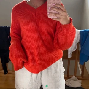 Stickad - Säljer en röd/orange stickad tröja från Gina tricot. Jätteskönt och mysig.💗💗