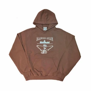 Asylum hoodie - Denna hoodien är den finaste jag ägt, sjukt bra material 100% bomull och hög kvalité på broderiet. Passformen är oversized och boxig, passar folk över 170 cm. Den är tjock och sval på samma gång, nyskick och kommer att hålla länge. Jag säljer då jag vill köpa en storlek mindre, denna är i storlek M men passar även större storlekar, speciellt om man är under 180 cm. Passar bra på killar men går på tjejer med, tänk bara på att den lätt kan upplevas stor om man är kortare än rekommenderat. Jag är inte stressad över att sälja utan behåller den hellre än att sälja för billigt. Detta är ett köp man inte ångrar. 