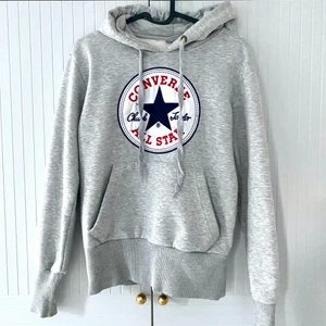 Äkta conversetröja  - Säljes denna supersnygga tröja från converse! Säljes då den är för liten. 🙈 Finns att hämta i Uppsala eller skickas med frakt 44kr. 