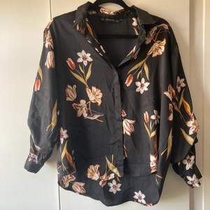 Snygg skjorta utav silke från Zara. Stora blommor dekorerar fram och baksida. Säljer då den inte passar min stil. Puffiga ärmar