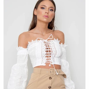 Crop top - En vit crop top i st XXS från jfr, jag är 167cm bär vanligtvis xs, köpte fel storlek och får inte på mig den. Materialet är lie genomskinligt. Den är inte använd.