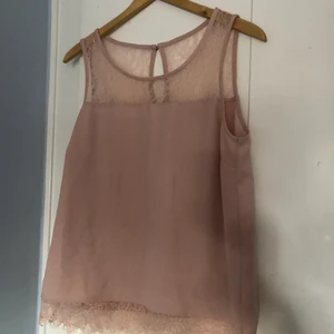 Linne - Spets linne från Only, ljus rosa färg. Jätte fin nu till sommaren, tyvärr aldrig använt. Storleken är 42 men passar mer en 40/38🌸