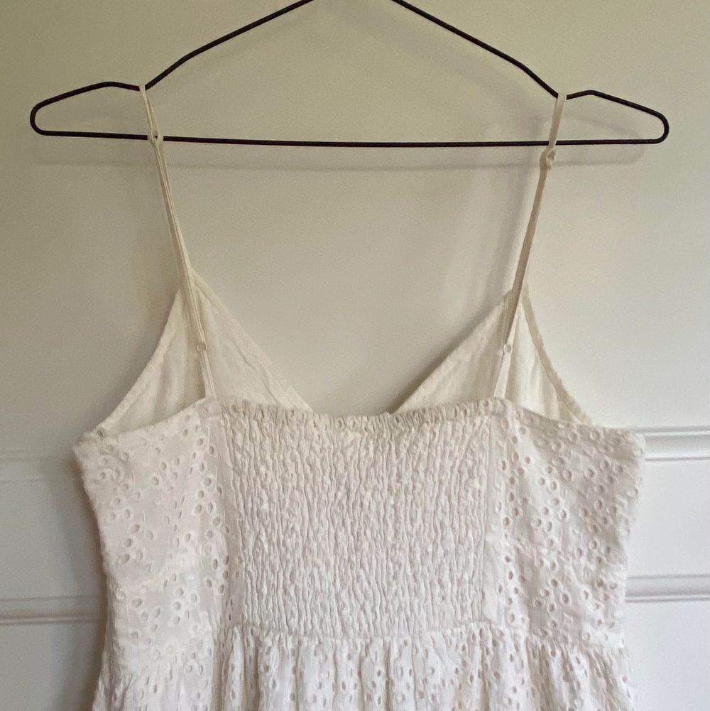 En vit klänning som jag aldrig har använt tyvärr. Den är i väldigt fint skick🤗. Klänningar.