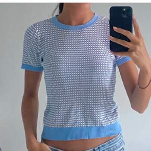 Säljer nu min fina ”stickade” Zara tshirt!🧊☁️ (Första bilden är lånad) Inga defekter och sparsamt använd, storlek S Men passar både XS och M då materialet är stretchigt. Tillverkas inte längre. Buda från 170kr!