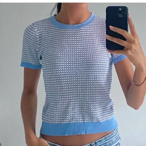 Zara t-shirt - Säljer nu min fina ”stickade” Zara tshirt!🧊☁️ (Första bilden är lånad) Inga defekter och sparsamt använd, storlek S Men passar både XS och M då materialet är stretchigt. Tillverkas inte längre. Buda från 170kr!