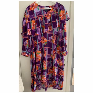 &Other Stories färgglad sommarkläning stl 34 - Tutti-frutti! 🍑🍊🍋🍏Den här magisk klänningen från &Other Stories, använde en gång bara, ny skick! 100% viskos stl 34, 400kr 