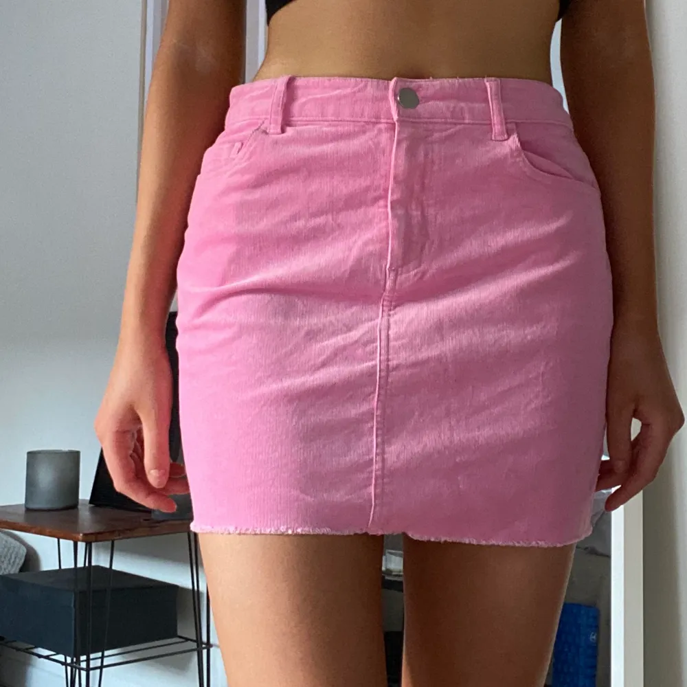 Kort rosa manchesterkjol med fickor både fram och bak. Aldrig använd!💕. Kjolar.