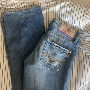 Super snygga lågmidjade - Lågmidjade och snyggt utsvängda där nere. Köptes av en tjej på plick och de är såå fina (önskar verkligen jag passade dem) men de var för små💓Långa då innerbenslängden är 85 cm . Verkligen så fina och så bra skick säljer ändats då mina lår ej gick i dem!