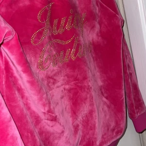 Juicy couture - Mjukisdress, som endast är använd en gång. Dressen är i storlek 15/16 år men jag kan ha den som är storlek S så funkar även för de som är XS.  Nypris ligger på 1850kr mitt pris är 800kr inkl frakt. Mer Bilder Finns. 