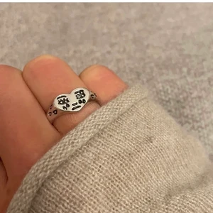 Hjärt ring - Säljer denna gråtande hjärtring då den inte riktigt var min smak. Köpte den för 89 kr här på plick. Den är i sterling silver så rostar ej. Den är justerbar dessutom!