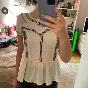 Tröja - En mycket fin tröja att ha på sig både till vardags och till mer festliga tillfällen. Mycket bra skick:))