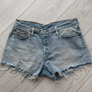 Levis shorts  - Säljer ett par Levis shorts i strl 29. Fint skick! Köpare står för frakt🤠