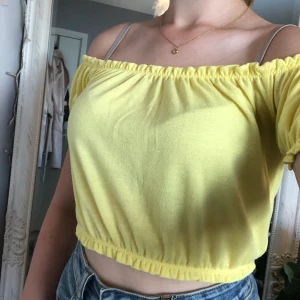 Off-shoulder gul topp - Jättefin sommartopp