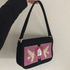 Handväska - Söt och unik mini handväska designad av Lulu Guinness, second hand från London och knappt använd! Säljer pga kommer ej till användning