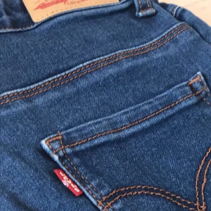 Levis jeans blå - Levis jeans i färgen blå.  Modell: 710 super skinny ( Säljer för att de har blivit för små)