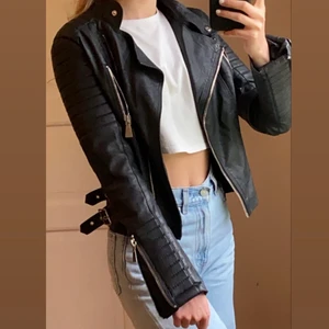 Chiquelle skinnjacka  - Säljer den populära skinnjackan från chiquelle i strl xs då jag aldrig använder den längre🌸 jättefint skick!