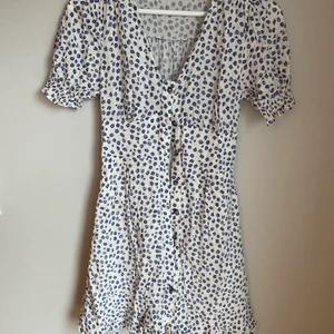 Blommig klänning från Nakd - Jättefin klänning från nakd i storlek 34